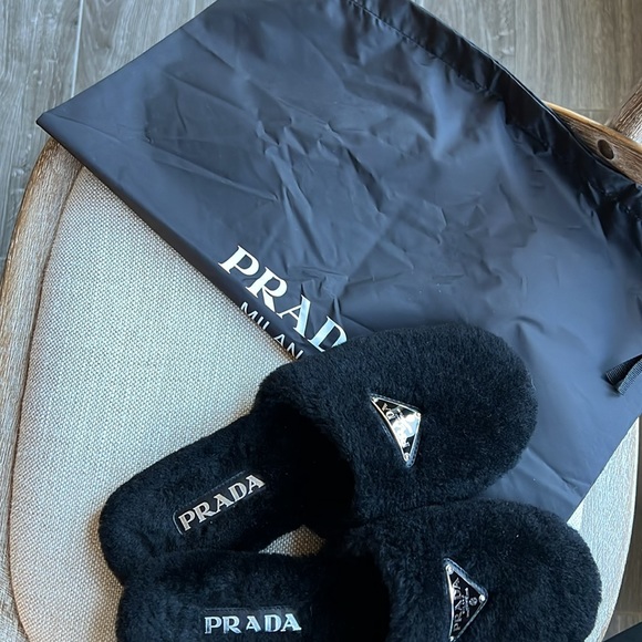Prada logo plaque shearling slippers - Picture 9 of 9
